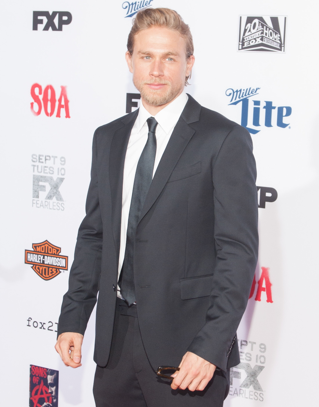 “Charlie Hunnam looked pretty great at the ‘SoA’ premiere” links